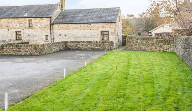 OLD HALL BARN, character holiday cottage, with open fire in Hope