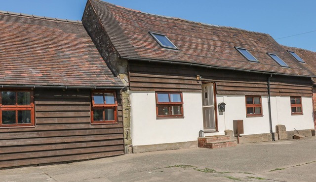 OLD HALL BARN 3, pet friendly, with hot tub in Church Stretton