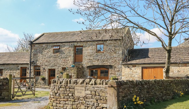 OLD HALL BYRE, pet friendly, with open fire in Carlton-In-Coverdale