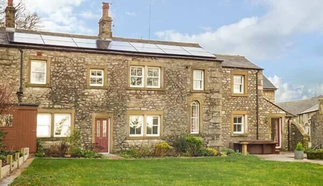 OLD HALL COTTAGE, family friendly, with hot tub in Settle