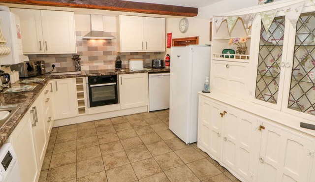 OLD HALL COTTAGES, pet friendly, with a garden in Mayfield