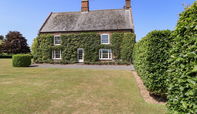 OLD HALL FARM, pet friendly, character holiday cottage in Spilsby