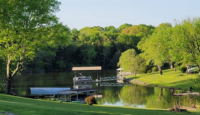 Old Hickory Lakefront home-lots of space for all-Nashville & Airport close