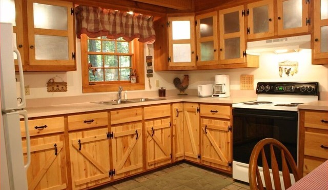 "Old Hickory" - Rustic and Charming Cabin, Close to Nashville. Couples Getaway