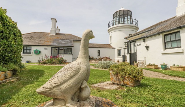 OLD HIGHER LIGHTHOUSE STOPES COTTAGE, with pool in Portland Bill
