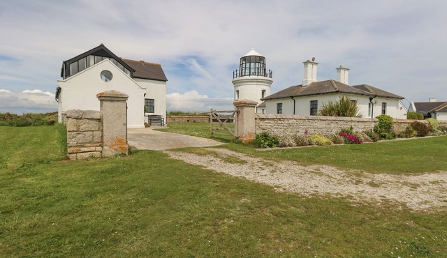 OLD HIGHER LIGHTHOUSE BRANSCOMBE LODGE, with pool in Portland Bill