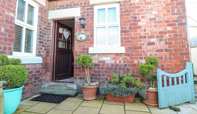OLD HOLLOW COTTAGE, pet friendly, with open fire in Southport