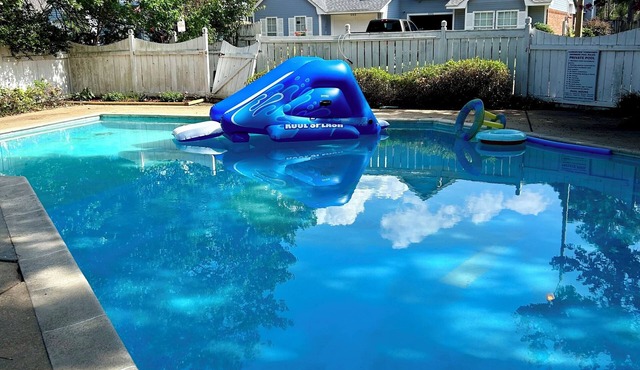 Old Hollywood Near Water Sleeps 6 with pool access!