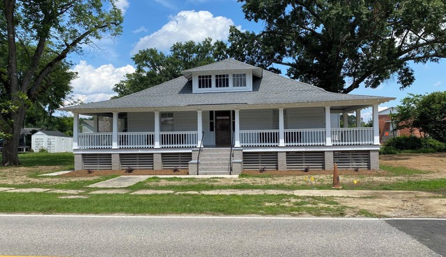 Old Home in the Hub of Latta