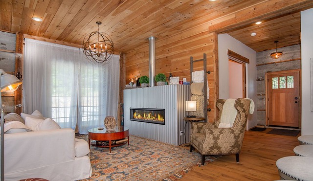 Old Hope Idaho City Hall- 20 Minutes to Schweitzer