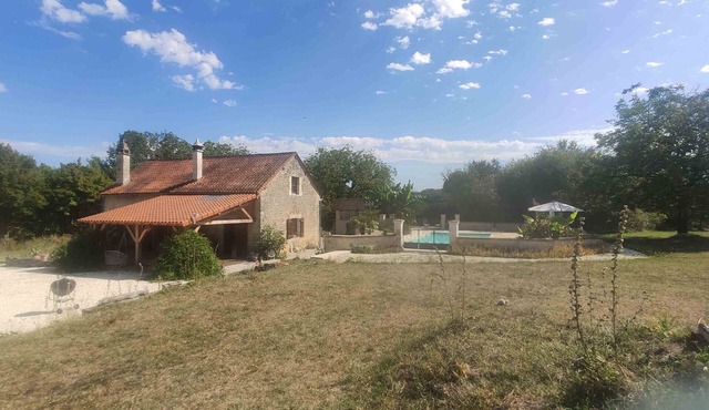 Old house in a quiet natural setting with swimming pool