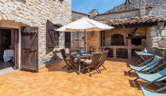 Old house full of character, very well restored, in Ruoms, pedestrianized