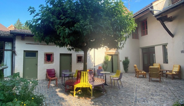 Old house in a shady courtyard. Right next to hiking trails.