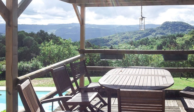 Old house, private swimming pool, superb view, calm and nature