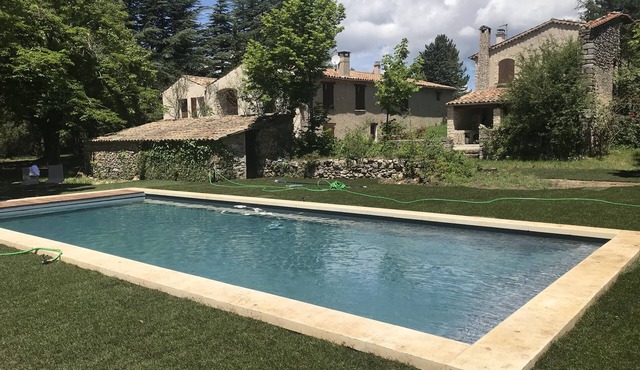 Old house surrounded by 8 hectares of lavender- heated pool