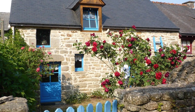 Old house with blue shutters in the heart of the Ile aux Moines