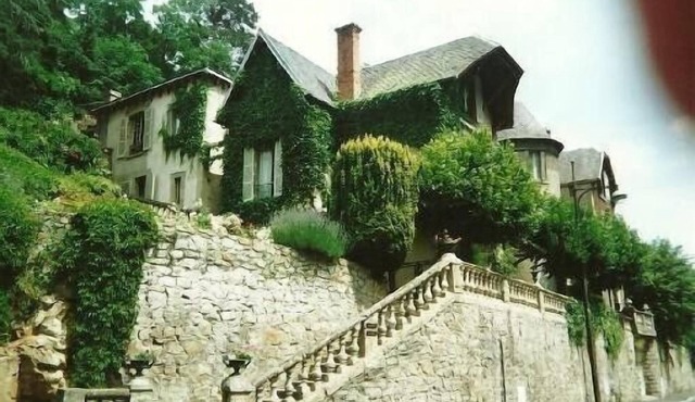 Old house with character. Walled garden . Swimming pool and shops at 300 m