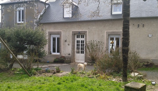 Old house with private garden, possibility of hosting horses.