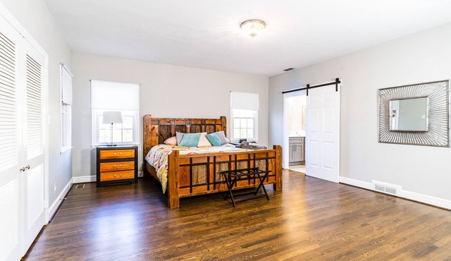 Old Irving Park 7BR with Hot Tub