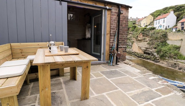 OLD JOINERS SHOP, romantic, character holiday cottage in Staithes