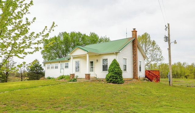 Old Kansas Cattle Ranch! Peaceful living at its finest! Pet-friendly.