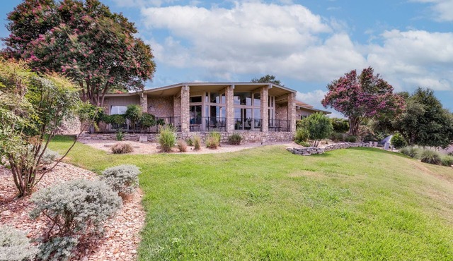 Old Lakeway with Lake View and Swim Spa. 30 Day Minimum.