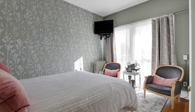 Old Library Inn - A.A. Milne Room