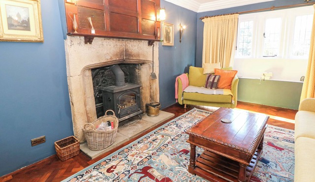 OLD MANOR HOUSE, family friendly, with open fire in Chesterfield