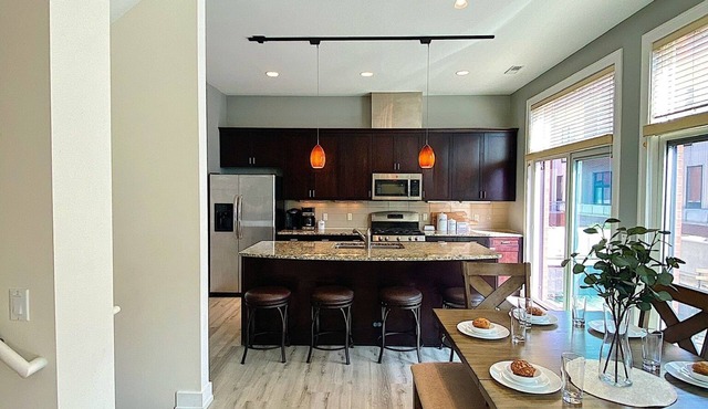 Old Market Townhome w/2 King Suites+Garage+View