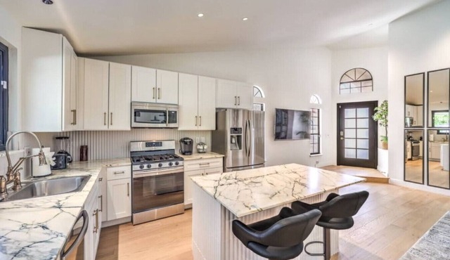 Old Mill Chic Modern Bungalow in Green Valley!