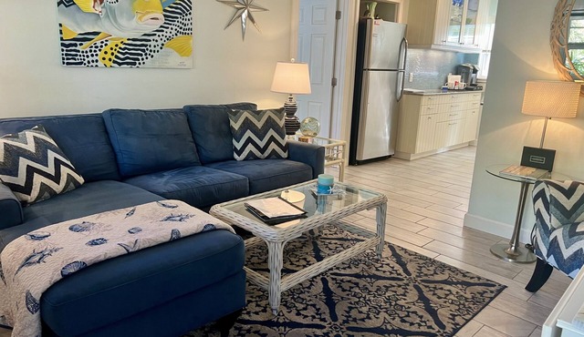 OLD NE 1BEDROOM DELUXE SUITE FAVORITE for 11 years. Walk to Beach, Parks, Lakes.