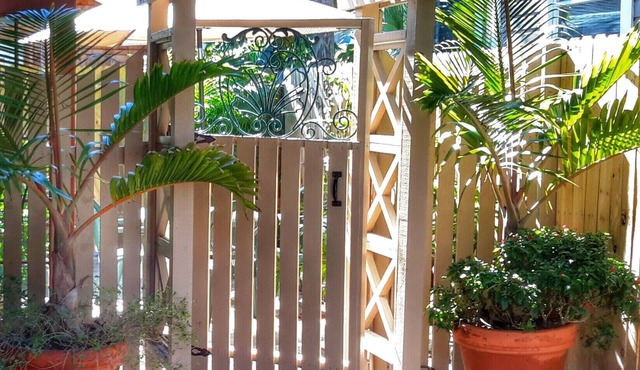 OLD NE SUITE GETAWAY, PRIVATE FENCED PATIO. Walk to Beach, Parks, Lakes & City