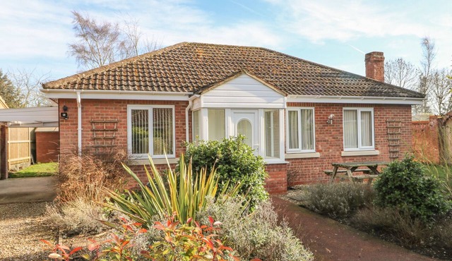 OLD ORCHARD COTTAGE, pet friendly, with a garden in Allerthorpe