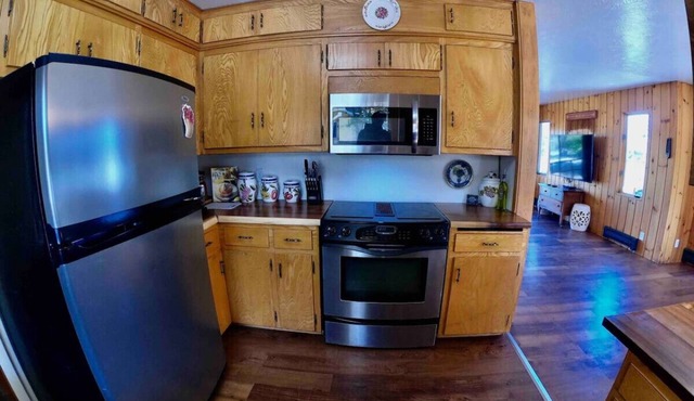 Old Orchard Sanctuary: Spacious Retreat w/Fireplace