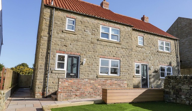 OLD PEAK, pet friendly, with hot tub in Cloughton