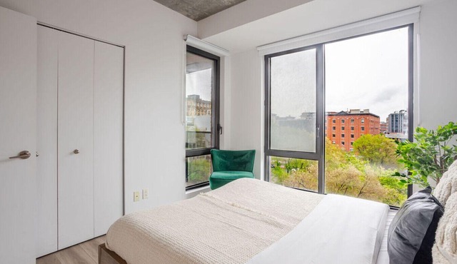 Old Port Gem |1 Bedroom + Mezzanine