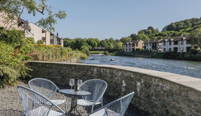 OLD POST OFFICE COTTAGE, pet friendly, with a garden in Newby Bridge