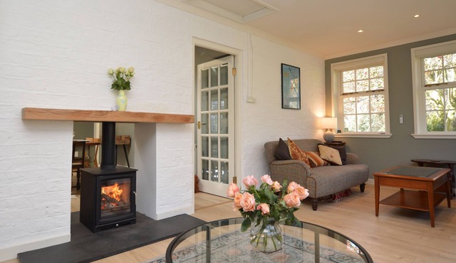 Old Powdermill Cottage - a cottage that sleeps 6 guests in 3 bedrooms