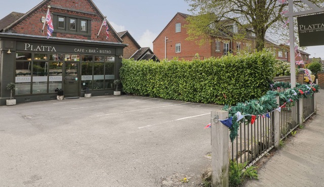 OLD PRINT HOUSE, romantic, luxury holiday cottage in Stanley Common