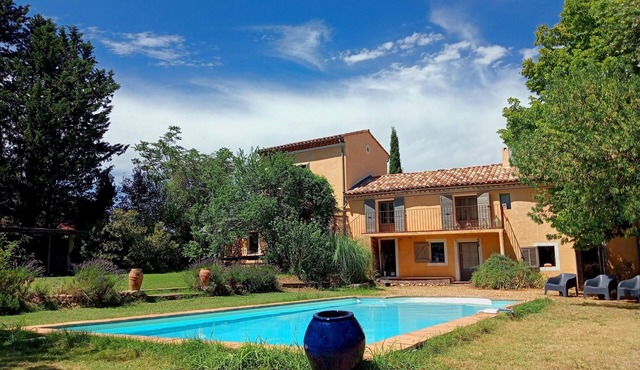 Old Provencal farmhouse of 180m2, in the Parc du Verdon, with swimming pool, 6 bedrooms.