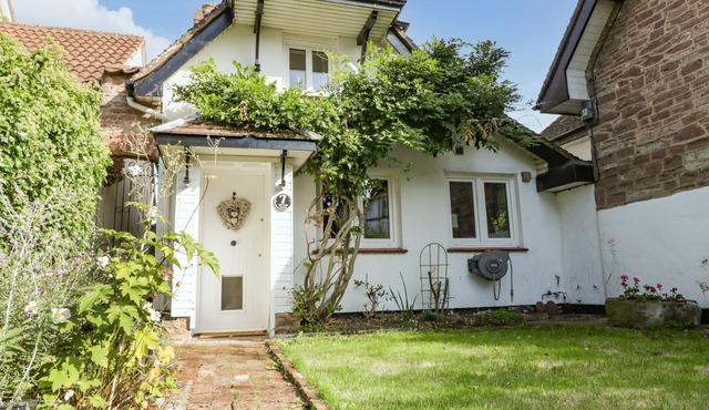 OLD PUMP COTTAGE, pet friendly, character holiday cottage in Wilton