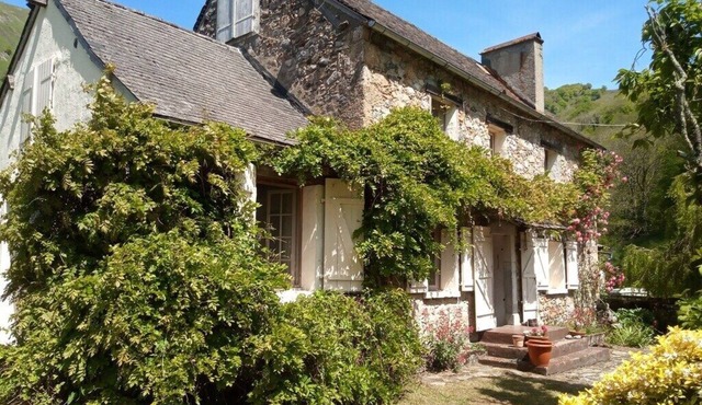 Old Pyrenean farmhouse in beautiful Sainte-Engrâce. Max 6 adults + one child
