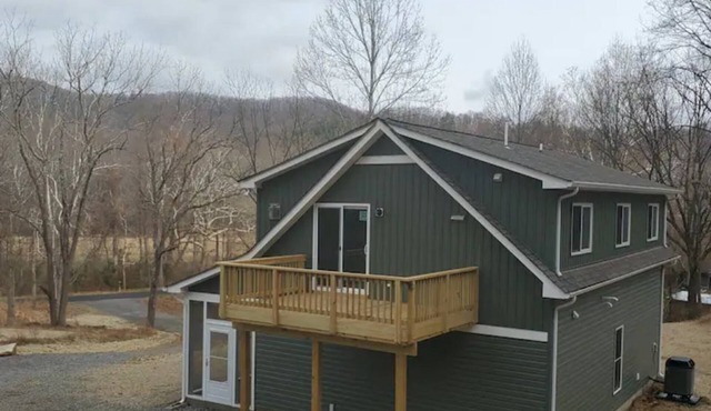 Old Rag Cottage - Sunny 2 Br near everything!