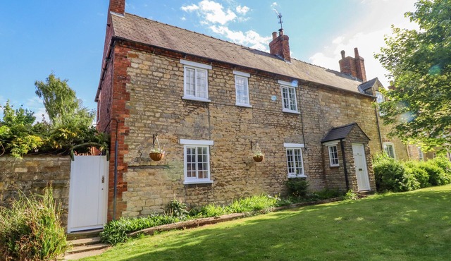 OLD RECTORY COTTAGE, pet friendly, with open fire in Washingborough