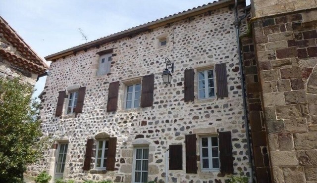 Old rectory with 3 bedrooms at the foot of a medieval fortress