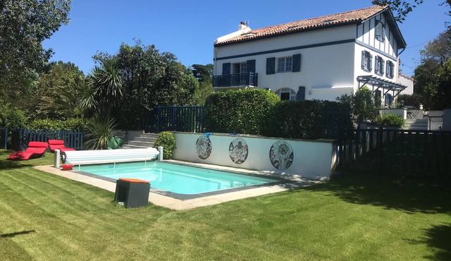 Old renovated Basque house, 200 m away from Cénitz Beach, with a view of the sea