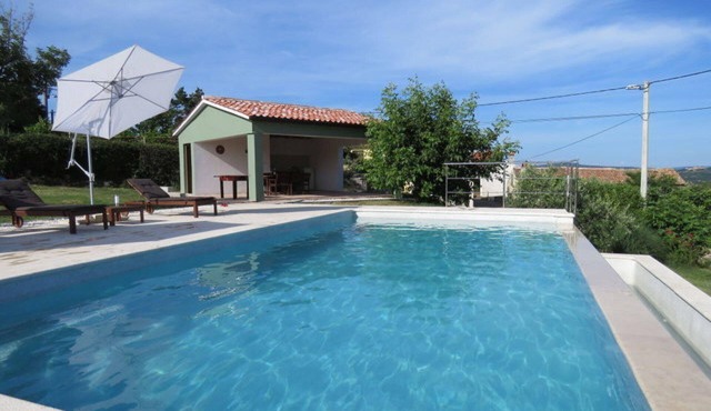 Old renovated house with private swimming pool, romantic, quiet, family friendly