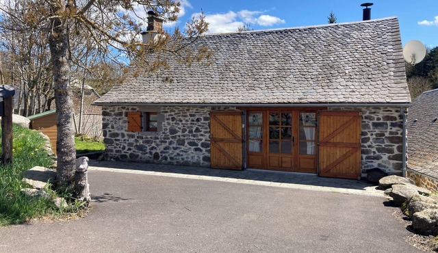 Old restored barn located in a hamlet 4 kms from the village of Allanche.