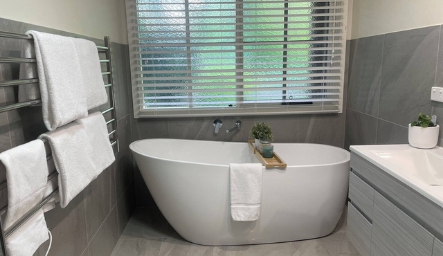 Old Rose Farmhouse, 2 bedroom 2 ensuite attached country home.