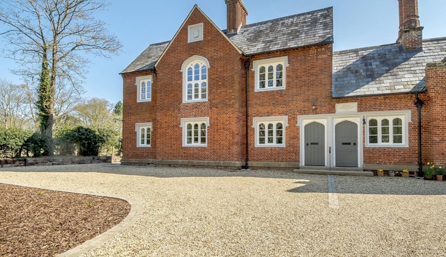 Old School House - Four Bedroom House, Sleeps 8